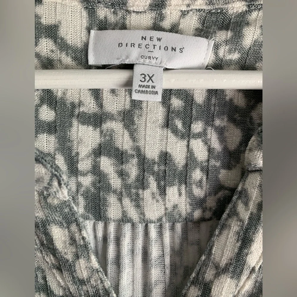 New Directions Gray Patterned Women's Top - Picture 4 of 5